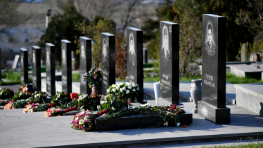 Նիկոլ Փաշինյանի անունից Եռաբլուրում ծաղիկներ են դրվել Ապրիլյան պատերազմի հերոսների շիրիմներին