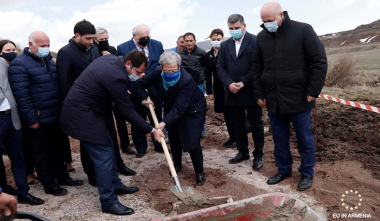 ՀՀ-ում ԵՄ դեսպան Անդրեա Վիկտորինը ներկա է գտնվել կոշտ թափոնների աղբավայրի շինարարության մեկնարկի միջոցառմանը