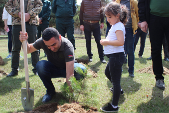 Մեծ ծառատունկ Սևանա լճի ափին, տնկվեց 10,000 տնկի․ Ռոմանոս Պետրոսյան