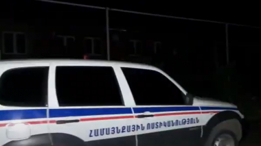 Ազգականին դանակահարած ու ոստիկանների ուղղությամբ կրակած տղամարդը կրակել է իր ծնոտին. տեսանյութ