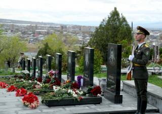 Եռաբլուրում Արմեն Սարգսյանի անունից ծաղկեպսակ է դրվել 