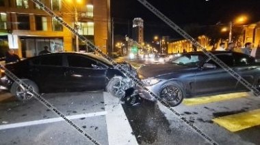 Երեւանում Ֆրանսիայի դեսպանատան դիմաց ճակատ-ճակատի բախվել են BMW-ն ու KIA-ն