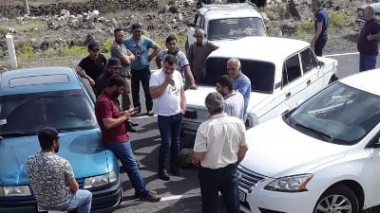 Արտենի գյուղի բնակիչները, ոռոգման ջուրը կտրելու պատճառով, փակել են Գյումրի–Երեւան մայրուղին (ֆոտո)
