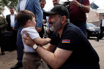 Նիկոլ Փաշինյանն ու փոքրիկ ցուցարարը 