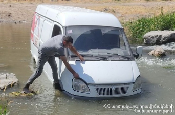 Փրկարարները ավտոմեքենան դուրս են բերել ջրանցքից