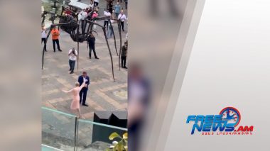 Արզաքանցյանն ու կինը պարում են Ազնավուրի հրապարակում (տեսանյութ)