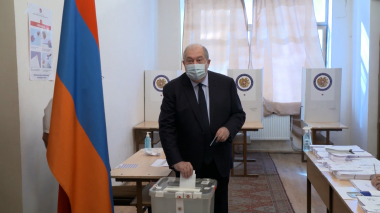 Նախագահ Արմեն Սարգսյանը մասնակցել է արտահերթ խորհրդարանական ընտրությունների քվեարկությանը