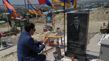 Այսօր Եռաբլուրում հարգանքի տուրք մատուցեցի  իրենց կյանքը Հայրենիքին նվիրաբերած անմահ զոհերի հիշատակին.  Հակոբ Արշակյան