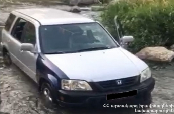 Փրկարարներն «Honda CR-V» մակնիշի ավտոմեքենան դուրս են բերել գետից