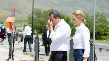 ՀԴԿ առաջնորդ Տիգրան Արզաքանցյանը տիկնոջ հետ այցելել է պատերազմում զոհվածների շիրիմներին