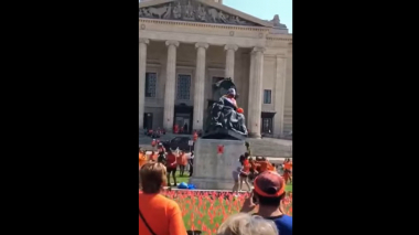 Կանադայում տապալել են Ելիզավետա 2-րդի արձանը երեխաների անանուն գերեզմանների պատճառով. տեսանյութ