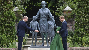 Քենսինգթոնյան պալատի պարտեզում Ուիլյամն ու Հարրին բացեցին արքայադուստր Դիանայի արձանը