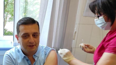 Սիրելի քաղաքացիներ,  խնդրում եմ ու հորդորում եմ պատվաստումների թեման մի դարձրեք շահարկման թեմա, դա վտանգավոր է. Արմեն Մուրադյան