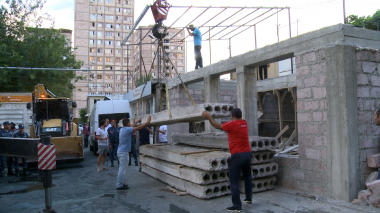 Երևանի տարբեր վարչական շրջաններում շարունակվում է հանրային շահի անտեսմամբ ապօրինաբար կառուցված շինությունների ապամոնտաժումը. տեսանյութ