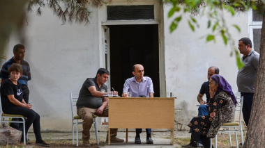 Արտակ Բեգլարյանը հանդիպումներ է ունեցել Մարտունու շրջանի առաջնագծին մոտ որոշ գյուղերում