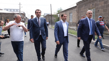 Սուրեն Պապիկյանին է ներկայացվել սուբվենցիոն ծրագրի շրջանակներում Գյումրու համայնքապետարանի կողմից ձեռքբերված 63 նոր միկրոավտոբուսը