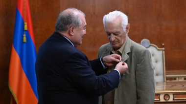 Արմեն Սարգսյանը պետական բարձր պարգև է հանձնել վաստակավոր ճարտարապետ Սաշուր Քալաշյանին
