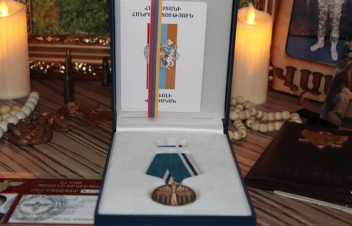 Ժամկետային զինծառայողներին հետմահու պետական պարգևները հանձնել են հերոսների ծնողներին