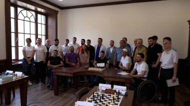 Զինվորի տան տղաները շախմատ են խաղում պատգամավորների հետ