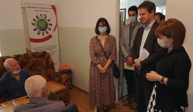 Ջոնաթան Լաքոթն այցելել է «Հրազդանի ցերեկային խնամքի կենտրոն», ծանոթացել տեղահանված քաղաքացիներին տրամադրվող ծառայություններին