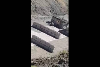 Քարվաճառում ադրբեջանցի զինծառայողին դաժանաբար ծեծել է իր իսկ ծառայակիցը. բացառիկ կադրեր. «Արմենպրես»