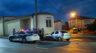 Ստեփանակերտում «Օպել Աստրա»-ն բախվել է բնակելի տան պարսպին