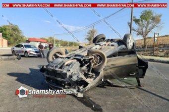 Nissan X-Trail-ը տապալել է քարե պարիսպն ու հայտնվել ճանապարհի մեջտեղում, կան վիրավորներ