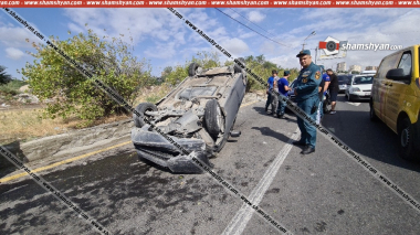 Աճառյան փողոցում բախվել են Mercedes-ն ու Honda Fit-ը․ վերջինս գլխիվայր շրջվել է