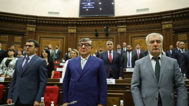 Պատգամավորները մեկ րոպե լռությամբ հարգեցին ասորիների ցեղասպանության զոհերի հիշատակը