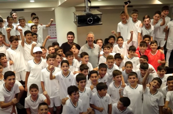 Խոակին Կապառոսը հանդիպել է Ֆուտբոլի ակադեմիայի սաների հետ