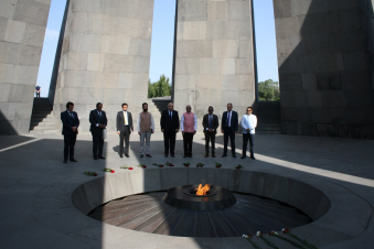 Հնդկաստանի պառլամենտի անդամ Վինեյ Սահասրաբուդհեն այցելել է Հայոց ցեղասպանության հուշահամալիր