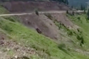 Վրաստանում զբոսաշրջիկներով մեքենան ընկել է ձորը և շրջվել 20 անգամ