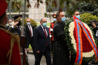 Նիկոլ Փաշինյանը հարգանքի տուրք է մատուցել Թբիլիսիի «Հերոսների» հրապարակում․ ֆոտո