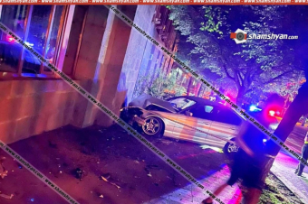 «BMW»-ն բախվել է «Honda»-ին, ապա՝ ծառին և կառավարության շենքի պատին. կա վիրավոր