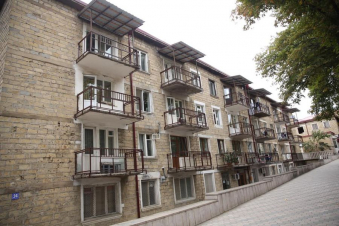 Ստեփանակերտում շարունակվում են 44-օրյա պատերազմի հետևանքով տուժած բազմաբնակարան շենքերի և բնակելի տների վերակառուցման աշխատանքները