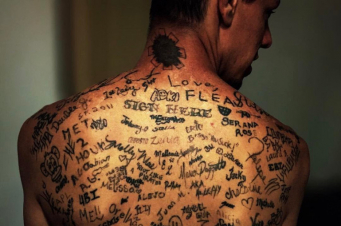 225 ստորագրություն. տղամարդը համաշխարհային ռեկորդ է սահմանել մեջքին արված դաջվածքներով (լուսանկար)