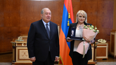 Նախագահը պետական բարձր պարգև է հանձնել Էլինա Դանիելյանին և շախմատ խաղացել նրա հետ