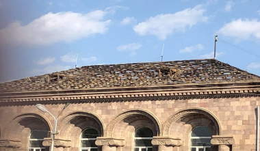 Մրգաշատում մեկնարկել է համայնքի վարչական շենքի տանիքի վերանորոգումը