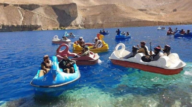 «Թալիբան» շարժման գրոհայինները զինված զվարճանում են մանկական նավակներով