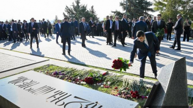 Արայիկ Հարությունյանը ՀՀ Անկախության 30-րդ տարեդարձի կապակցությամբ «Եռաբլուր» զինվորական պանթեոնում հարգանքի տուրք է մատուցել