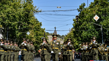 ԶՈւ տարբեր ստորաբաժանումները քայլերթեր իրականացրին Երևանի փողոցներում. լուսանկարներ