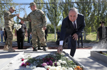 ՀՀ պաշտպանության նախարարն ու ԶՈՒ ԳՇ պետը հարգանքի տուրք են մատուցել զոհվածների հիշատակին