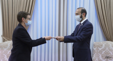 ՀՀ-ում Ֆրանսիայի նորանշանակ դեսպան Անն Լույոն հավատարմագրերի պատճենն է հանձնել Արարատ Միրզոյանին