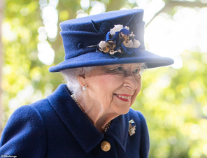 Մեծ Բրիտանիայի թագուհին առաջին անգամ հանրությանն է ներկայացել ձեռնափայտով (լուսանկարներ)