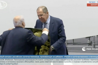 Մոսկովյան կոնգրեսի ժամանակ Լավրովին նվիրել են թավշյա խալաթ՝ ոսկյա ասեղնագործությամբ