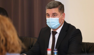 Գնել Սանոսյանը շնորհավորել է լրագրողներին