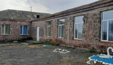 Դալարիկում մարզի առաջնահերթ խնդիրների լուծման ծրագրով փոխվել են մանկապարտեզի դռներն ու պատուհանները