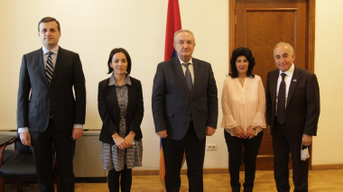 Նախարար Վահրամ Դումանյանն ընդունել է «Անուշավան և Օֆիկ Աբրահամյան» հիմնադրամի ներկայացուցիչներին