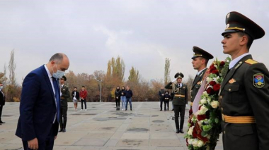 Վրաստանի պաշտպանության նախարարը Հայոց ցեղասպանության հուշահամալիրում հարգանքի տուրք է մատուցել նահատակների հիշատակին