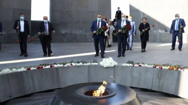 Վրաստանի ՍԴ նախագահը հարգանքի տուրք է մատուցել Հայոց ցեղասպանության զոհերի հիշատակին